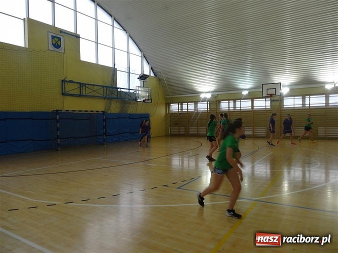 Zdjęcie w galerii na portalu naszraciborz.pl: Szczypiornistki z Pietrowic najlepsze w powiecie wiadomości z regionu
