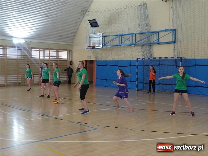 Zdjęcie w galerii na portalu naszraciborz.pl: Szczypiornistki z Pietrowic najlepsze w powiecie wiadomości z regionu