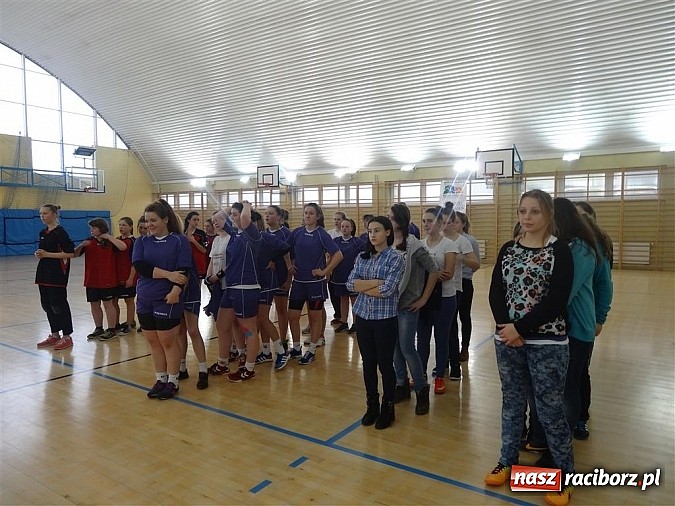 Zdjęcie w galerii na portalu naszraciborz.pl: Szczypiornistki z Pietrowic najlepsze w powiecie wiadomości z regionu