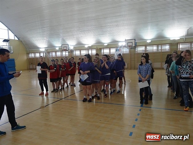 Zdjęcie w galerii na portalu naszraciborz.pl: Szczypiornistki z Pietrowic najlepsze w powiecie wiadomości z regionu