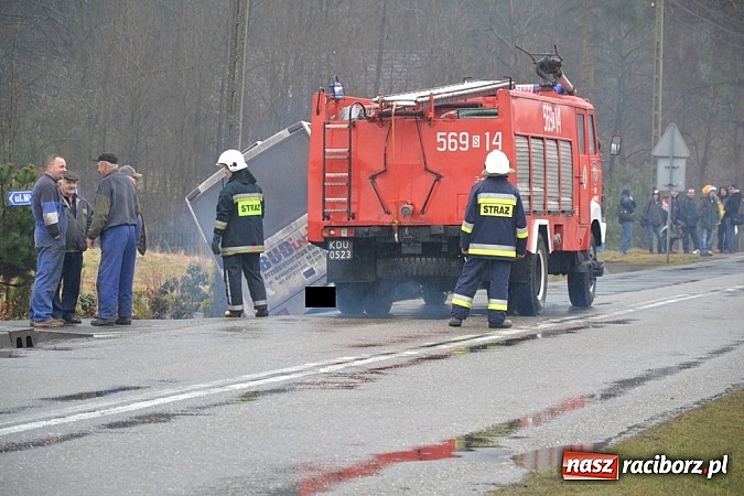 Zdjęcie w galerii na portalu naszraciborz.pl: Wyprzedzanie zakończone w rowie wiadomości z regionu
