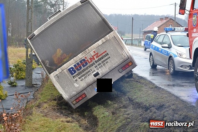 Zdjęcie w galerii na portalu naszraciborz.pl: Wyprzedzanie zakończone w rowie wiadomości z regionu