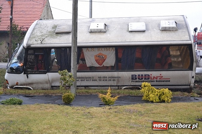 Zdjęcie w galerii na portalu naszraciborz.pl: Wyprzedzanie zakończone w rowie wiadomości z regionu