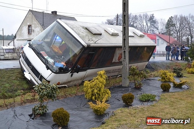 Zdjęcie w galerii na portalu naszraciborz.pl: Wyprzedzanie zakończone w rowie wiadomości z regionu