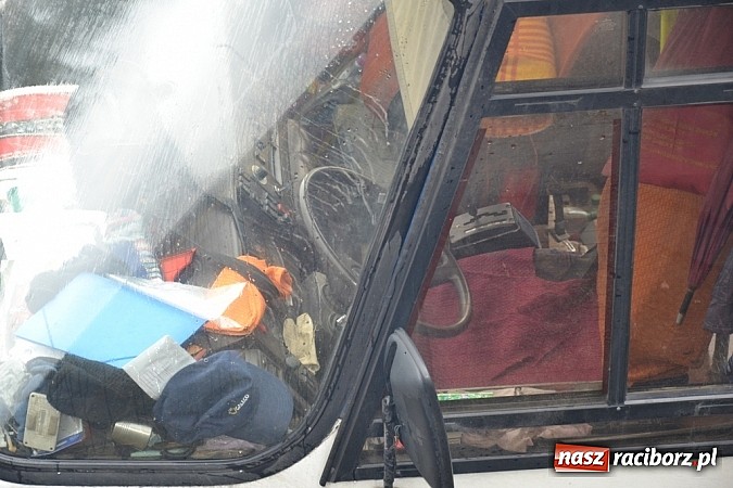 Zdjęcie w galerii na portalu naszraciborz.pl: Wyprzedzanie zakończone w rowie wiadomości z regionu