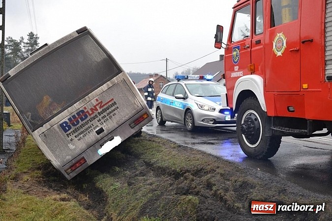 Zdjęcie w galerii na portalu naszraciborz.pl: Wyprzedzanie zakończone w rowie wiadomości z regionu