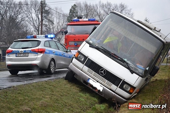 Zdjęcie w galerii na portalu naszraciborz.pl: Wyprzedzanie zakończone w rowie wiadomości z regionu