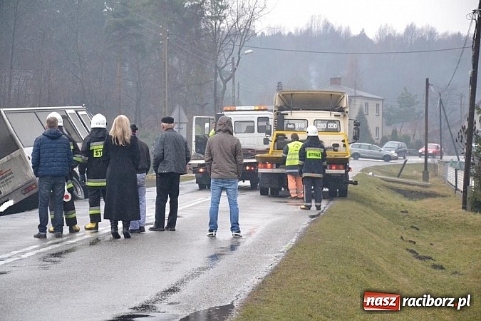 Zdjęcie w galerii na portalu naszraciborz.pl: Wyprzedzanie zakończone w rowie wiadomości z regionu