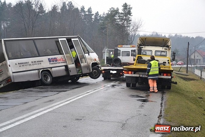 Zdjęcie w galerii na portalu naszraciborz.pl: Wyprzedzanie zakończone w rowie wiadomości z regionu