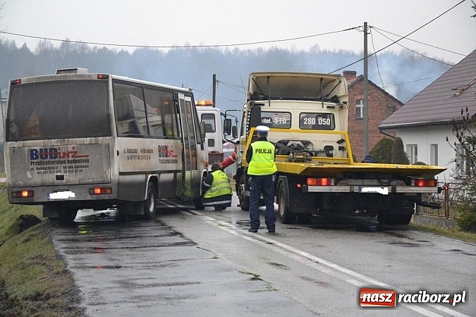 Zdjęcie w galerii na portalu naszraciborz.pl: Wyprzedzanie zakończone w rowie wiadomości z regionu