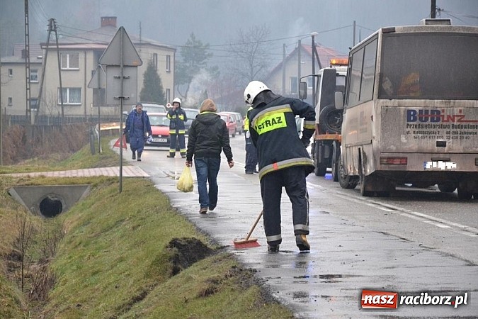 Zdjęcie w galerii na portalu naszraciborz.pl: Wyprzedzanie zakończone w rowie wiadomości z regionu