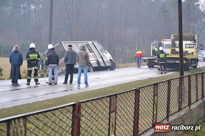 Zdjęcie w galerii na portalu naszraciborz.pl: Wyprzedzanie zakończone w rowie wiadomości z regionu