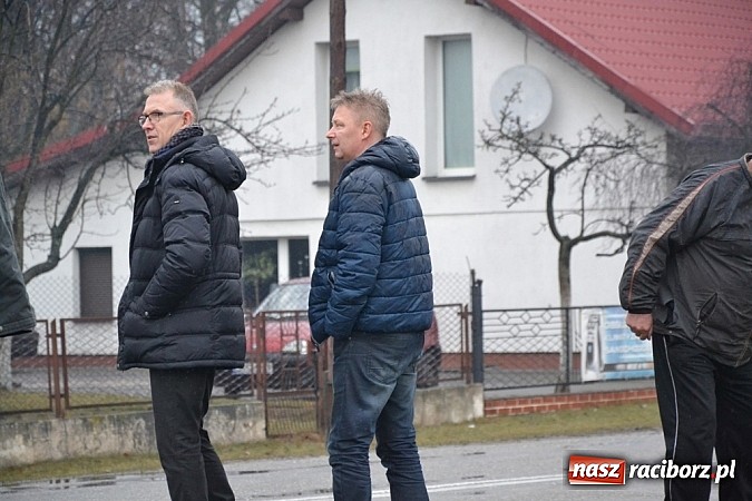 Zdjęcie w galerii na portalu naszraciborz.pl: Wyprzedzanie zakończone w rowie wiadomości z regionu