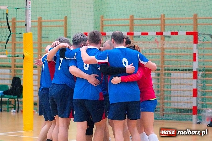 Zdjęcie w galerii na portalu naszraciborz.pl: Sobotnie emocje w siatkówce zakładów pracy. Faworyci nie zawiedli wiadomości z regionu
