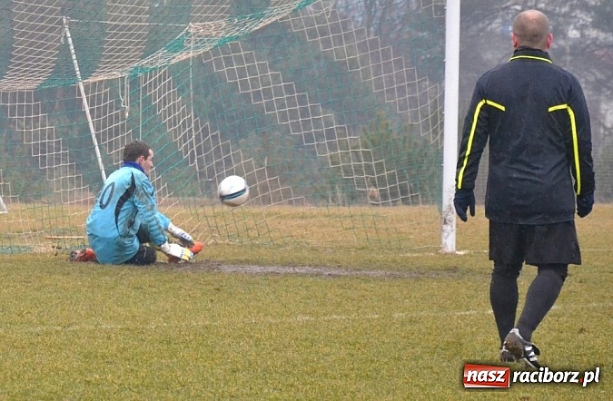 Zdjęcie w galerii na portalu naszraciborz.pl: Koziołki pożarte przez piłkarzy Wilka  wiadomości z regionu