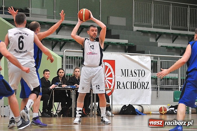 Zdjęcie w galerii na portalu naszraciborz.pl: Koszykówka: Minimalna przegrana Ofensywy wiadomości z regionu