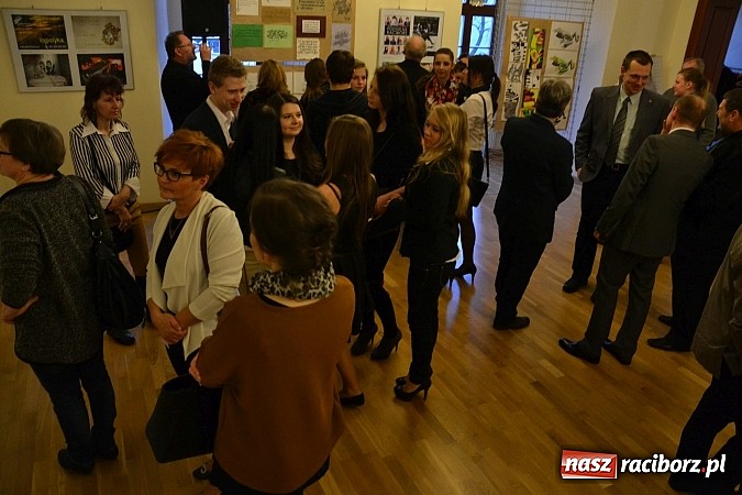 Zdjęcie w galerii na portalu naszraciborz.pl: -70% od ceny regulowanej - wernisaż ZSE na zamku wiadomości z regionu