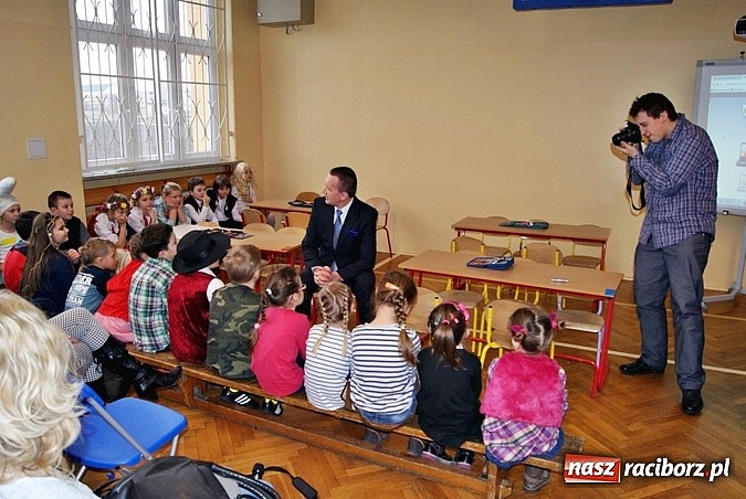 Zdjęcie w galerii na portalu naszraciborz.pl: Baśniowy Dzień Otwarty w SP 5 wiadomości z regionu