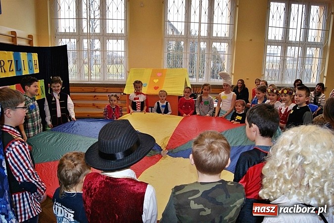 Zdjęcie w galerii na portalu naszraciborz.pl: Baśniowy Dzień Otwarty w SP 5 wiadomości z regionu