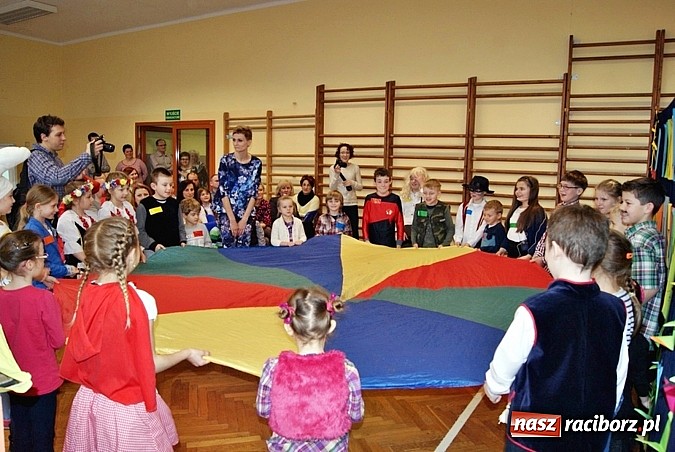 Zdjęcie w galerii na portalu naszraciborz.pl: Baśniowy Dzień Otwarty w SP 5 wiadomości z regionu