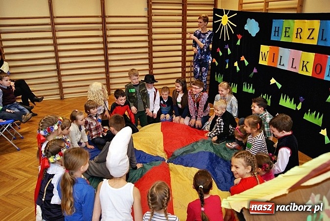 Zdjęcie w galerii na portalu naszraciborz.pl: Baśniowy Dzień Otwarty w SP 5 wiadomości z regionu