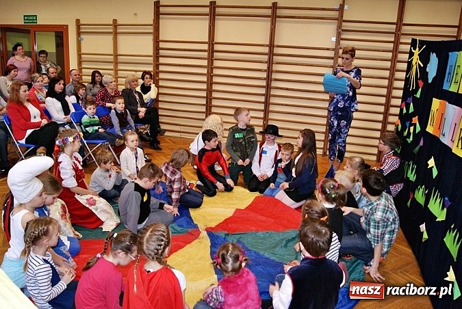 Zdjęcie w galerii na portalu naszraciborz.pl: Baśniowy Dzień Otwarty w SP 5 wiadomości z regionu