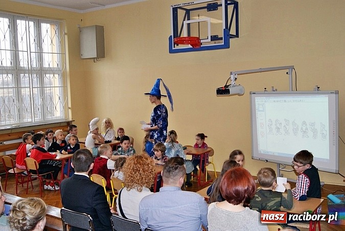 Zdjęcie w galerii na portalu naszraciborz.pl: Baśniowy Dzień Otwarty w SP 5 wiadomości z regionu