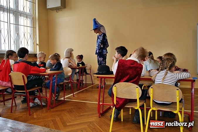 Zdjęcie w galerii na portalu naszraciborz.pl: Baśniowy Dzień Otwarty w SP 5 wiadomości z regionu