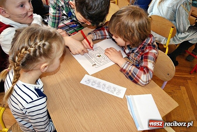 Zdjęcie w galerii na portalu naszraciborz.pl: Baśniowy Dzień Otwarty w SP 5 wiadomości z regionu