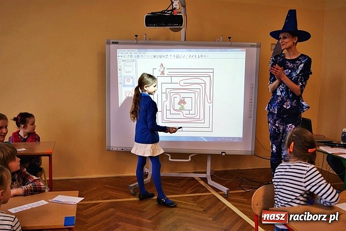 Zdjęcie w galerii na portalu naszraciborz.pl: Baśniowy Dzień Otwarty w SP 5 wiadomości z regionu