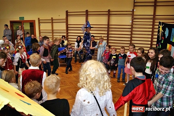 Zdjęcie w galerii na portalu naszraciborz.pl: Baśniowy Dzień Otwarty w SP 5 wiadomości z regionu