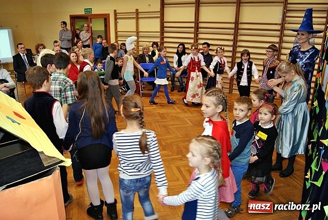 Zdjęcie w galerii na portalu naszraciborz.pl: Baśniowy Dzień Otwarty w SP 5 wiadomości z regionu