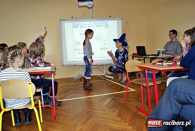 Zdjęcie w galerii na portalu naszraciborz.pl: Baśniowy Dzień Otwarty w SP 5 wiadomości z regionu
