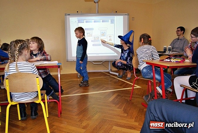 Zdjęcie w galerii na portalu naszraciborz.pl: Baśniowy Dzień Otwarty w SP 5 wiadomości z regionu