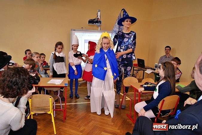 Zdjęcie w galerii na portalu naszraciborz.pl: Baśniowy Dzień Otwarty w SP 5 wiadomości z regionu