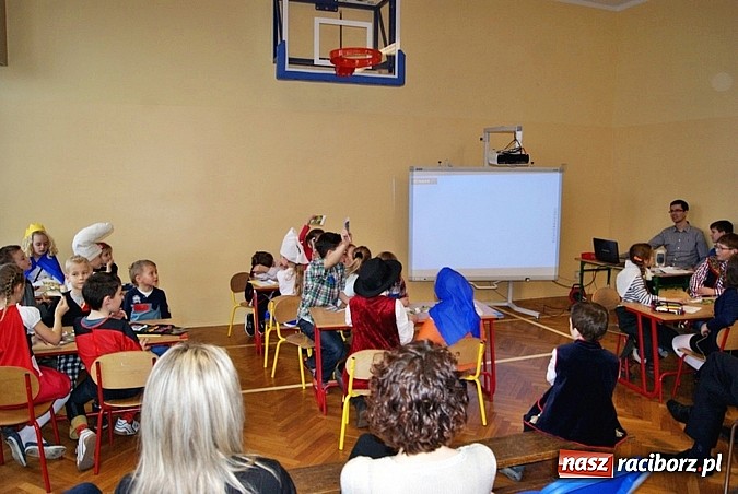 Zdjęcie w galerii na portalu naszraciborz.pl: Baśniowy Dzień Otwarty w SP 5 wiadomości z regionu