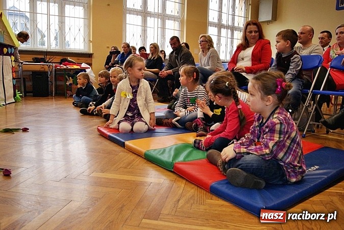 Zdjęcie w galerii na portalu naszraciborz.pl: Baśniowy Dzień Otwarty w SP 5 wiadomości z regionu