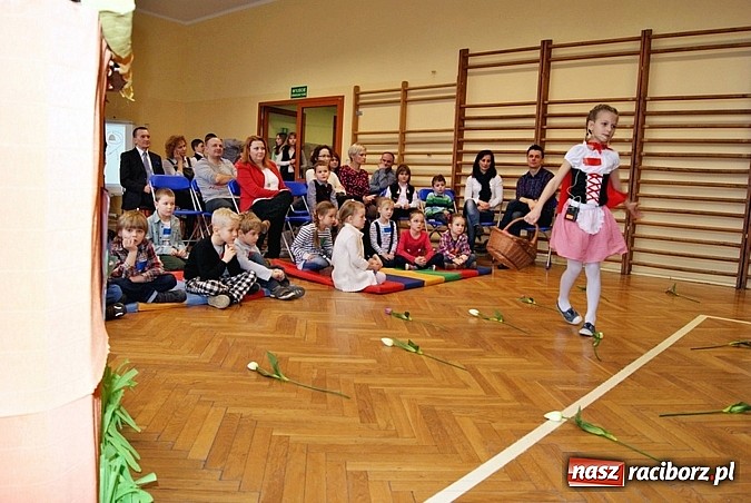 Zdjęcie w galerii na portalu naszraciborz.pl: Baśniowy Dzień Otwarty w SP 5 wiadomości z regionu