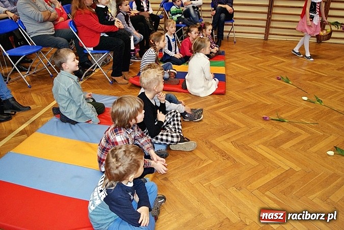 Zdjęcie w galerii na portalu naszraciborz.pl: Baśniowy Dzień Otwarty w SP 5 wiadomości z regionu