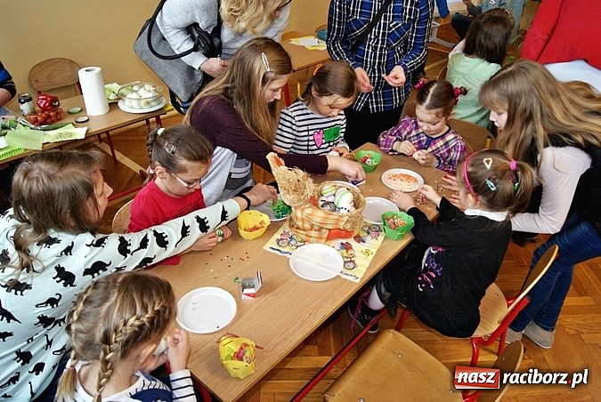 Zdjęcie w galerii na portalu naszraciborz.pl: Baśniowy Dzień Otwarty w SP 5 wiadomości z regionu