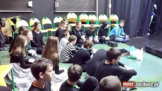 Zdjęcie w galerii na portalu naszraciborz.pl: Warsztaty Czarnego Teatru w Gimnazjum nr 5 wiadomości z regionu