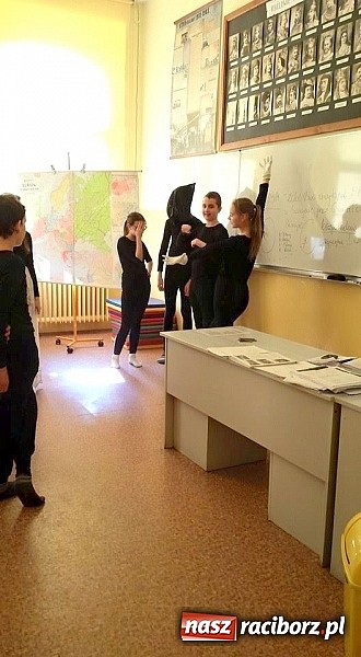 Zdjęcie w galerii na portalu naszraciborz.pl: Warsztaty Czarnego Teatru w Gimnazjum nr 5 wiadomości z regionu