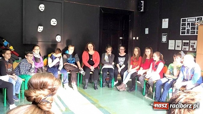 Zdjęcie w galerii na portalu naszraciborz.pl: Warsztaty Czarnego Teatru w Gimnazjum nr 5 wiadomości z regionu