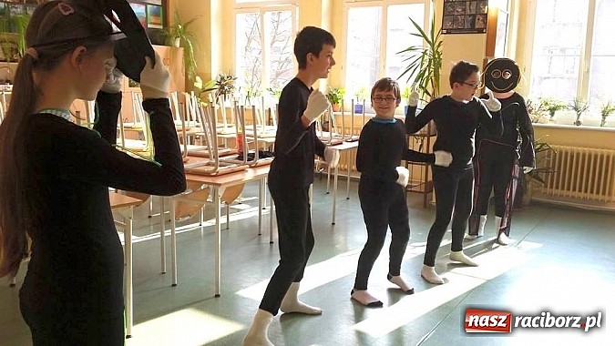 Zdjęcie w galerii na portalu naszraciborz.pl: Warsztaty Czarnego Teatru w Gimnazjum nr 5 wiadomości z regionu