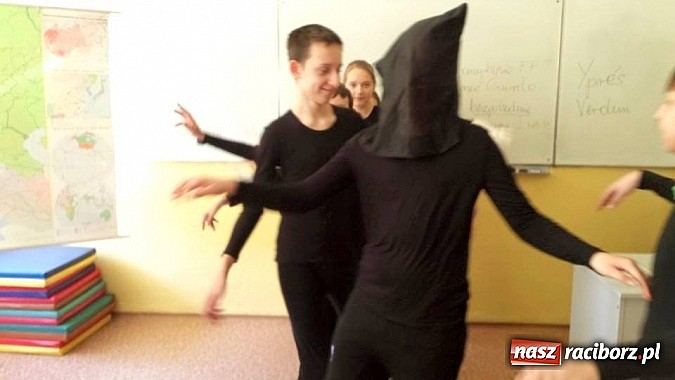 Zdjęcie w galerii na portalu naszraciborz.pl: Warsztaty Czarnego Teatru w Gimnazjum nr 5 wiadomości z regionu