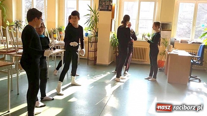 Zdjęcie w galerii na portalu naszraciborz.pl: Warsztaty Czarnego Teatru w Gimnazjum nr 5 wiadomości z regionu