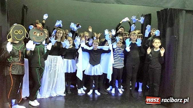 Zdjęcie w galerii na portalu naszraciborz.pl: Warsztaty Czarnego Teatru w Gimnazjum nr 5 wiadomości z regionu