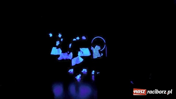 Zdjęcie w galerii na portalu naszraciborz.pl: Warsztaty Czarnego Teatru w Gimnazjum nr 5 wiadomości z regionu