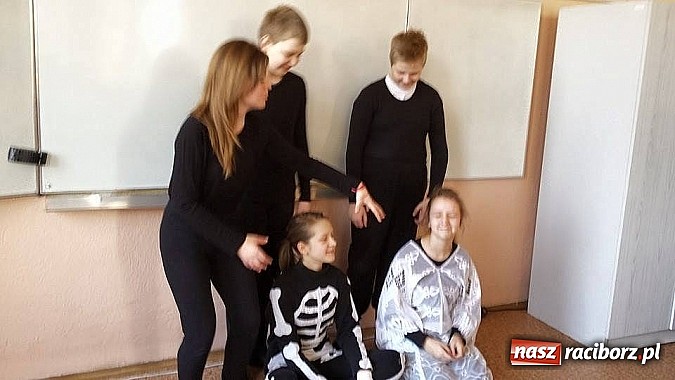 Zdjęcie w galerii na portalu naszraciborz.pl: Warsztaty Czarnego Teatru w Gimnazjum nr 5 wiadomości z regionu