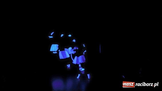 Zdjęcie w galerii na portalu naszraciborz.pl: Warsztaty Czarnego Teatru w Gimnazjum nr 5 wiadomości z regionu